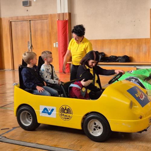 Kinder werden richtig angegurtert (ÖAMTC-Aktion)