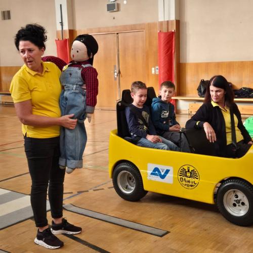 Kinder erfahren etwas über das richtige Angurten.