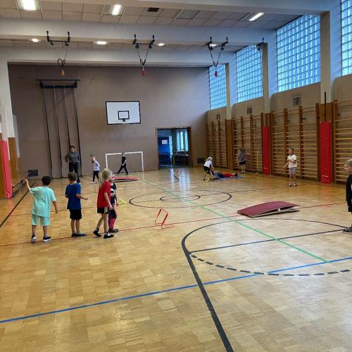 Kinder im Turnsaal