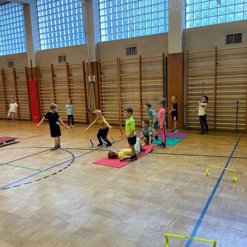 Kinder im Turnsaal