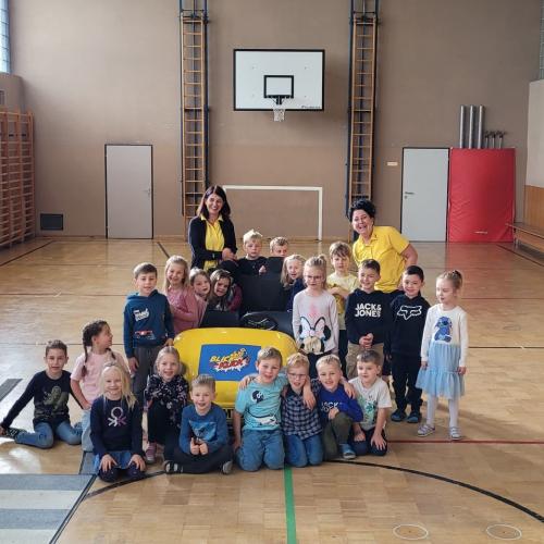ÖAMTC-Team erklärt den Kindern einiges über Sicherheit im Straßenverkehr.