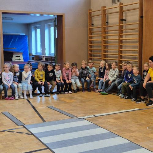 ÖAMTC-Team erklärt den Kindern einiges über Sicherheit im Straßenverkehr.