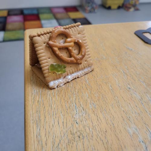 Ein kleines selbstgebasteltes Haus aus Keksen.