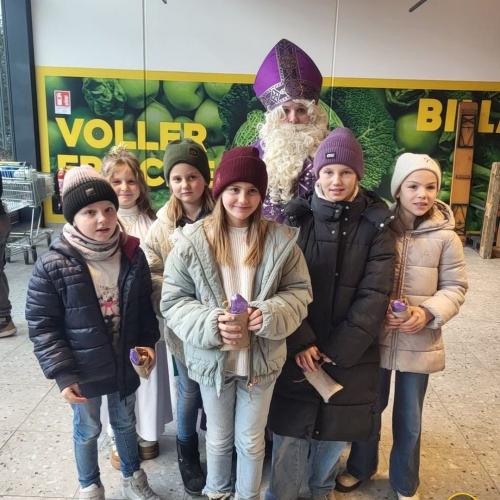 Nikolaus besucht die Kinder in der Nachmittagsbetreuung.