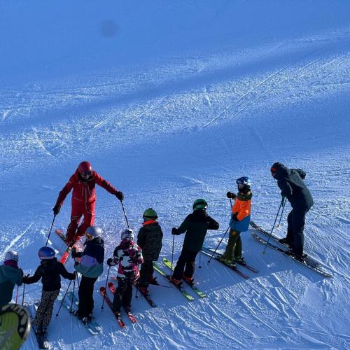 Kinder beim Schifahren