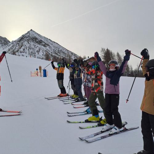 Kinder jubeln ihrem Schilehrer zu