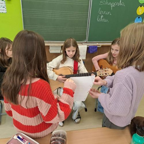 Kinder stellen ihre eigenen Instrumente vor.