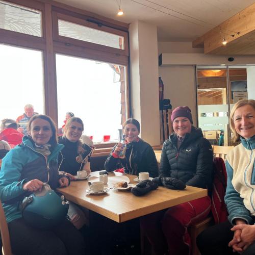 Die Kinder machen eine kurze Rast beim Schifahren im Gasthaus.