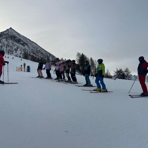 Aufstellung beim Schikurs in der Gruppe