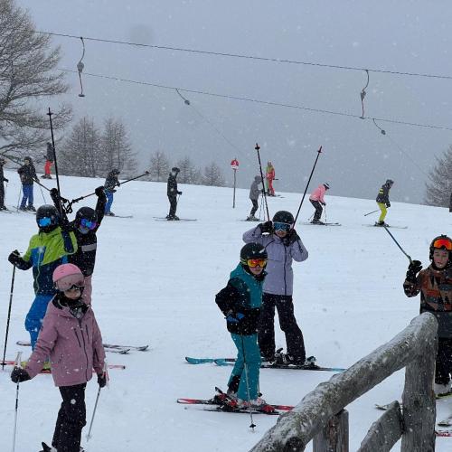 Kinder beim Schifahren