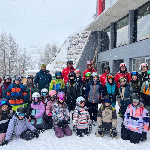 Gruppenfoto beim Schikurs der 4a und 4b mit den Schilehrpersonen
