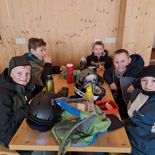 Die Kinder machen eine kurze Rast beim Schifahren im Gasthaus.