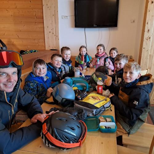 Die Kinder machen eine kurze Rast beim Schifahren im Gasthaus.