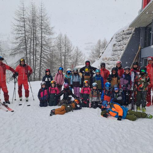 Gruppenfoto beim Schikurs der 4a und 4b mit den Schilehrpersonen