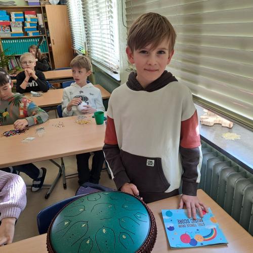 Kind stellt sein Instrument vor.