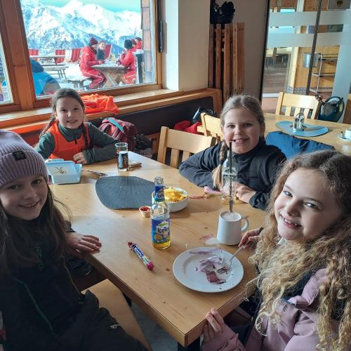 Die Kinder machen eine kurze Rast beim Schifahren im Gasthaus.