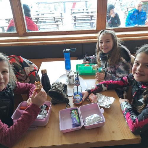 Die Kinder machen eine kurze Rast beim Schifahren im Gasthaus.