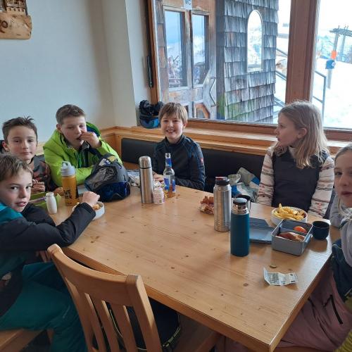 Die Kinder machen eine kurze Rast beim Schifahren im Gasthaus.