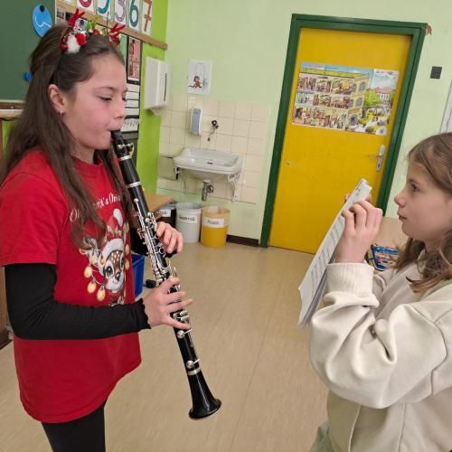 Ein Kind spielt Klarinette.