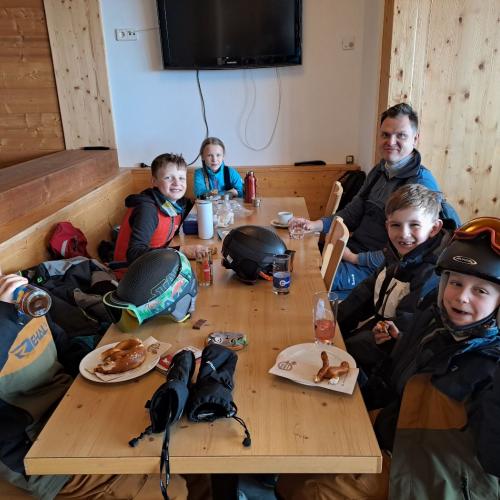 Die Kinder machen eine kurze Rast beim Schifahren im Gasthaus.