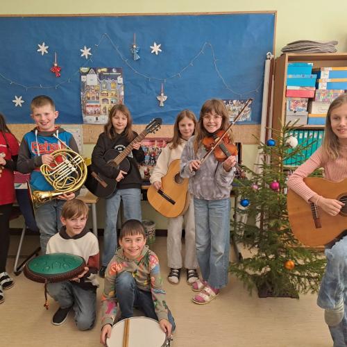 Kinder mit ihren Instrumenten