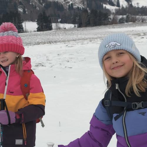 Kinder beim Schneeschuhwandern