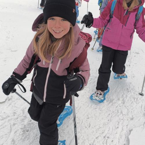 Kinder beim Schneeschuhwandern
