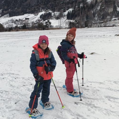 Kinder beim Schneeschuhwandern