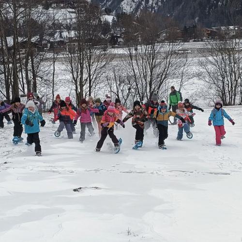 Kinder beim Schneeschuhwandern