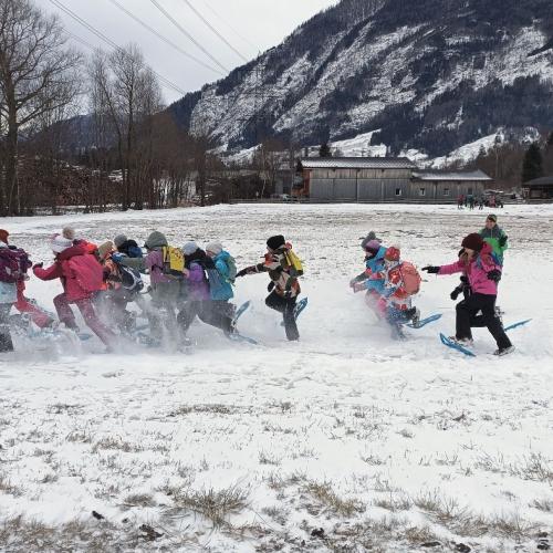 Kinder beim Schneeschuhwandern