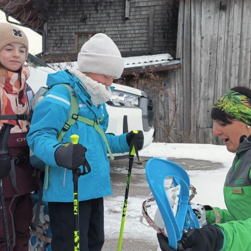 Kinder ziehen Schneeschuhe an