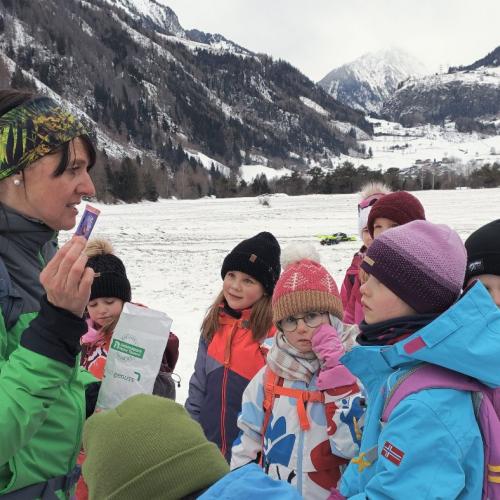 Kinder beim Schneeschuhwandern
