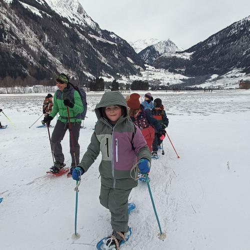 Kinder beim Schneeschuhwandern