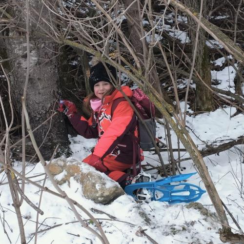 Kind versteckt Schokolade für ein Spiel