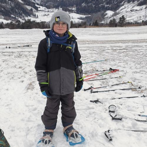 Kinder beim Schneeschuhwandern