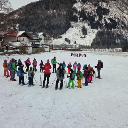 Kinder beim Schneeschuhwandern