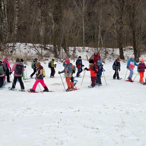 Kinder beim Schneeschuhwandern