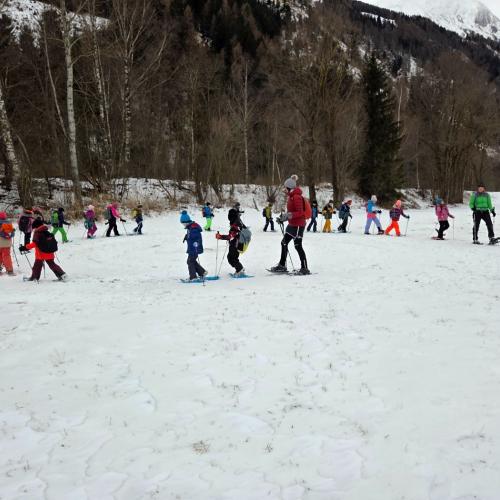 Kinder beim Schneeschuhwandern