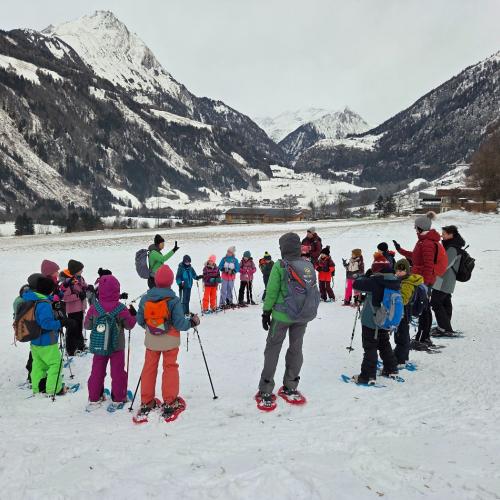 Kinder beim Schneeschuhwandern