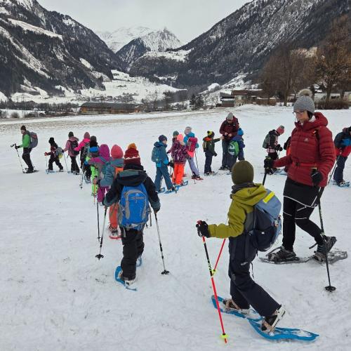 Kinder beim Schneeschuhwandern