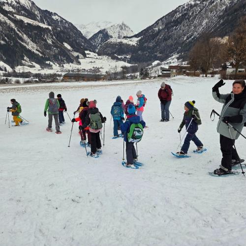 Kinder beim Schneeschuhwandern