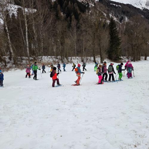 Kinder beim Schneeschuhwandern