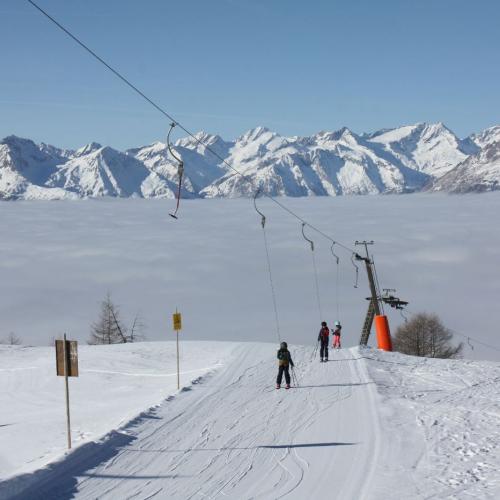 Kinder beim Liftfahren