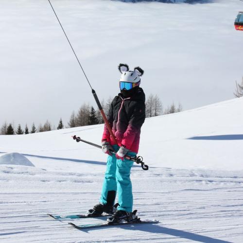 Kind beim Liftfahren