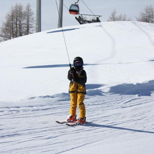 Kind beim Liftfahren