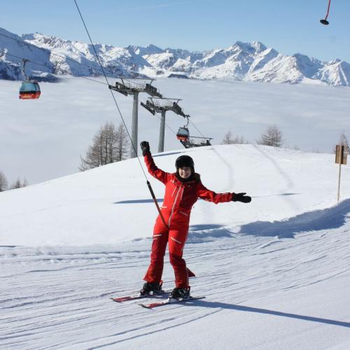 Schilehrer beim Liftfahren