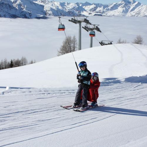 Kind beim Liftfahren