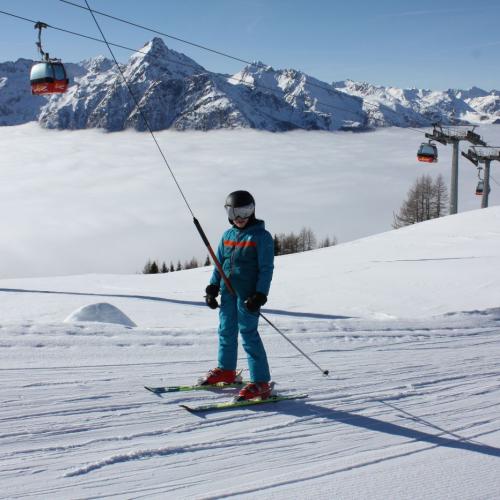 Kind beim Liftfahren