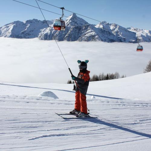 Kind beim Liftfahren