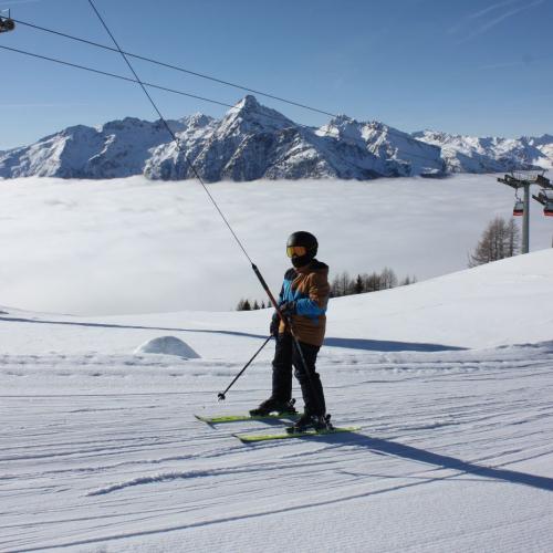 Kind beim Liftfahren